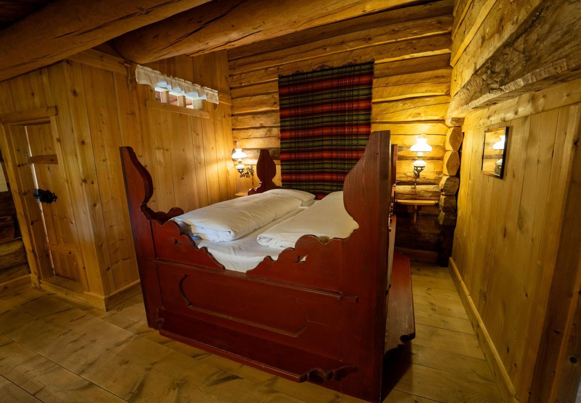 Roisheim & Skysstasjon Hotel Lom